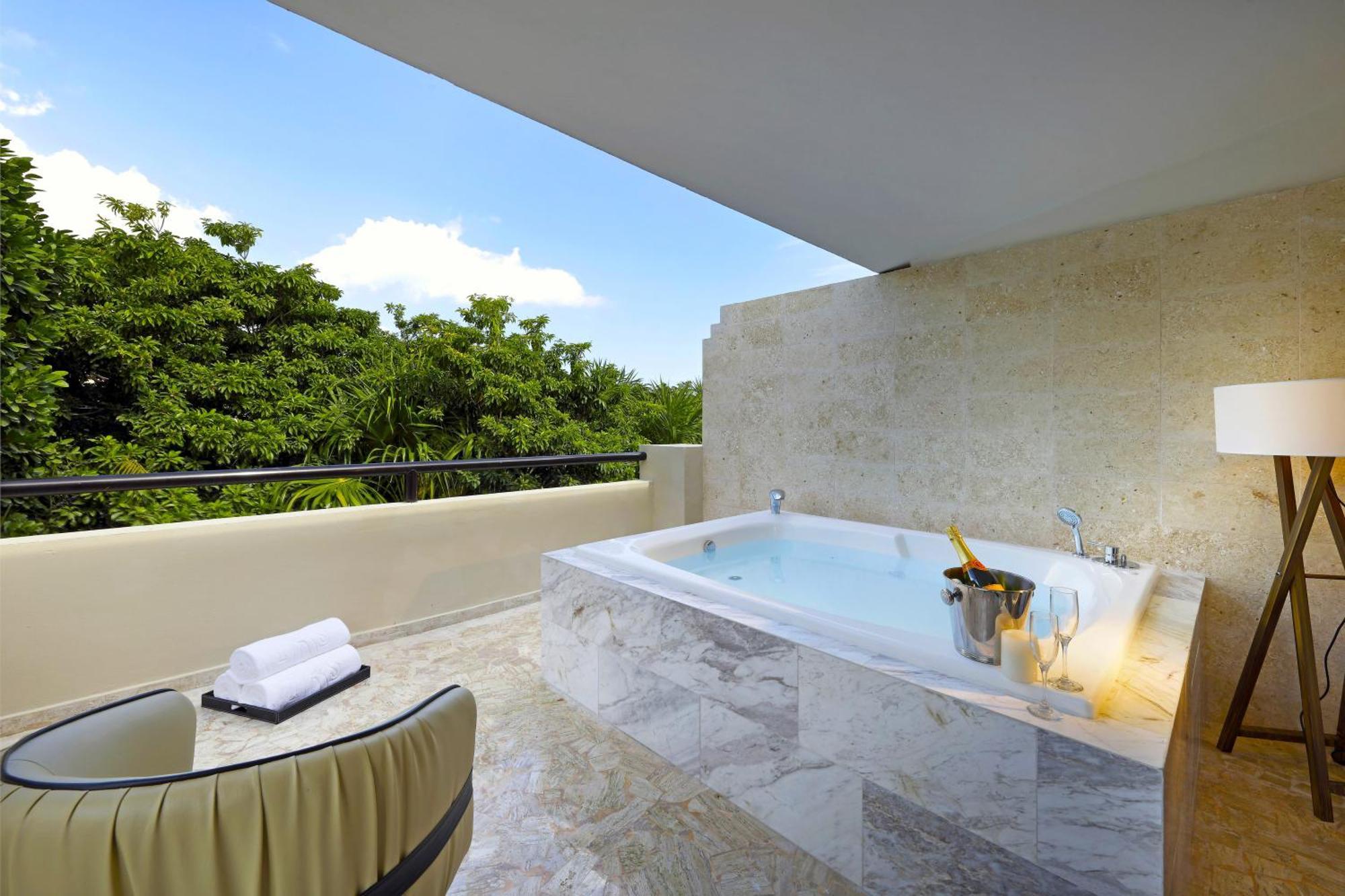 Junior Suite Jacuzzi Terrace Poolside