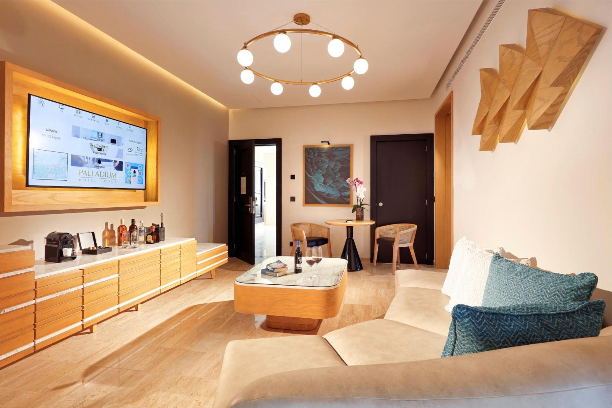 Suite Jacuzzi Terrace Poolside